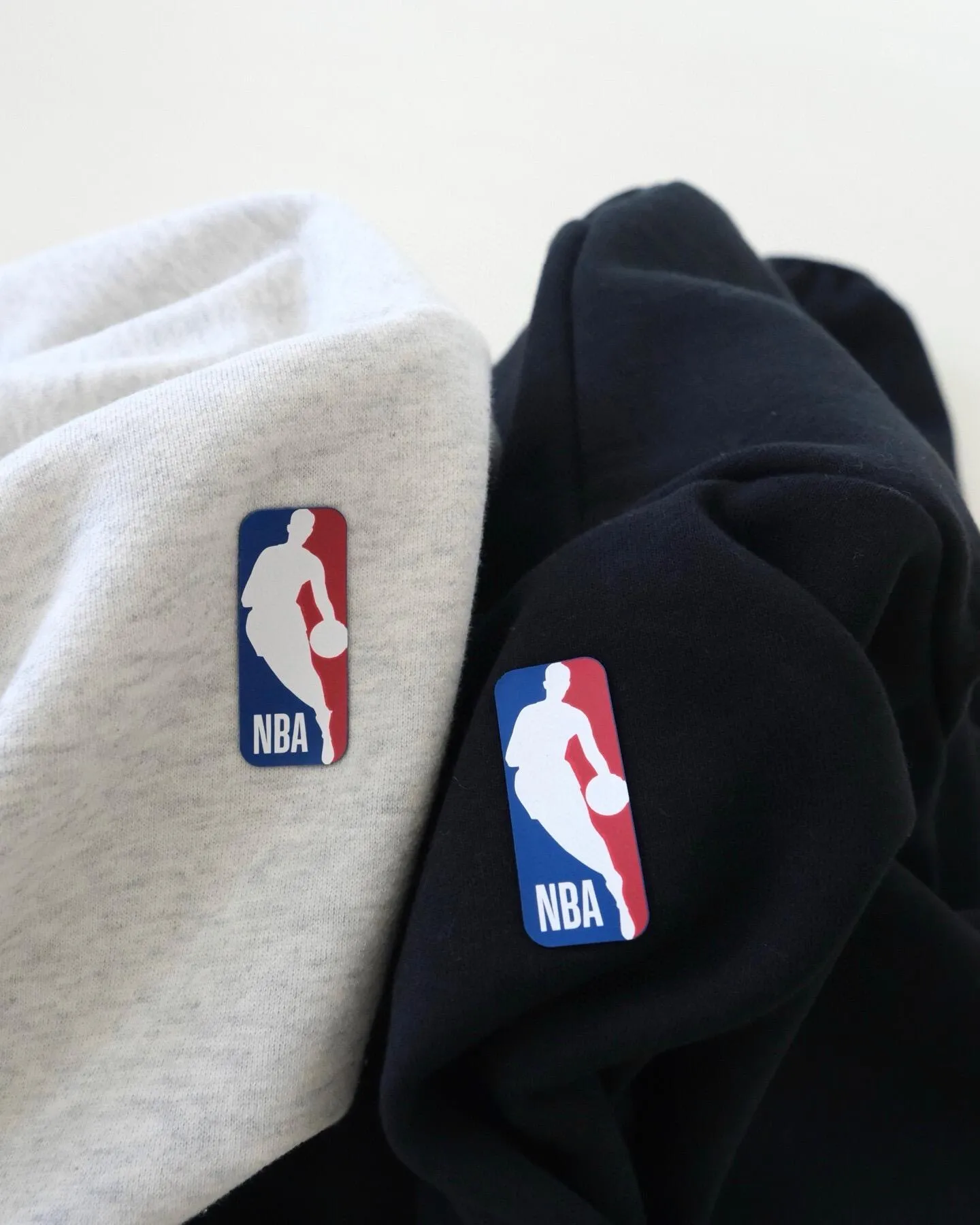 (Top) Fear of God double-line Essentials x NBA joint model FW 25 Essentials NBA Hoodie hooded sweatshirt with flocked printed logo lettering on the chest: When the street trend meets the passion for basketball, the joint hooded sweatshirt between Essentials and NBA was born, opening a new chapter in fashion. From the design point of view, the sweatshirt is presented in a Classic version, which is loose and moderate. Whether it is daily travel or sports and leisure, it can give the body a comfortable wrapping feeling. The iconic NBA logo on the chest is brightly colored and highly recognizable, and complements Essentials' simple brand font. The cuffs and hem are all hemmed, cleverly integrating the characteristic elements of the two brands to highlight its unique identity. In terms of materials, high-quality fabrics are selected. The gram-washed velvet fabric does not shrink or deform, and feels soft and skin-friendly, as if it is a layer of gentle care for the skin. The thermal insulation performance is also very good. In the slightly cooler season, it can protect you from the cold and keep you warm at all times. At the same time, the fabric has good breathability, making it less likely to feel stuffy even after exercise, and always keeping you fresh and comfortable. Wear it on the street and you will be the center of attention. Whether paired with casual jeans for a casual look, or sports leggings for a dynamic look, you can easily control different styles. It is not only a piece of clothing, but also a carrier of trend culture and basketball spirit. It brings the uninhibitedness of the street and the passion of basketball, allowing you to stand out from the crowd and show your own style with confidence. Meteorite black, light fog gray: SM L XL S 80-140 catties M 140-160 catties L 160-180 catties XL 180 catties